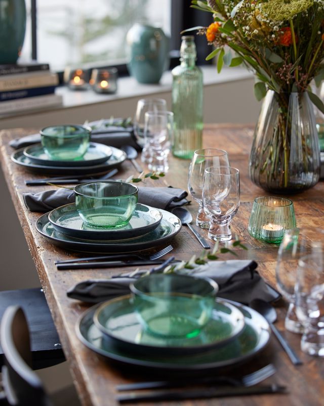 We love setting a festive table!💚 Whether it's for a special occasion or just to brighten up an ordinary Friday night, setting out your favorite plates, pairing it with fresh cut flowers and cool cutlery can give your mood an instant boost🤩