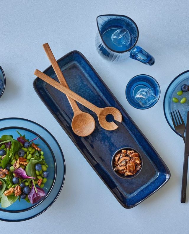 Our beautiful Gastro serving dish allows you to showcase your culinary creations. For example, serve a delicious salad on the rectangular serving dish or use it to present savoury meats, sliced fruits or small desserts🥬🍉🧁 ⁠
⁠
The serving dish is crafted from stoneware and enhanced with a gorgeous shiny glaze.