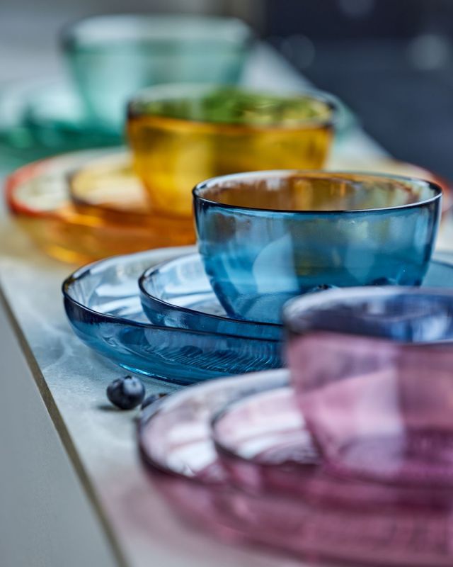 Do a rainbow tablesetting 🌈 mix and match your favourite colours, or keep it simple with just one colour 🧡 The Kusintha collection is perfect for your summer table!🌞